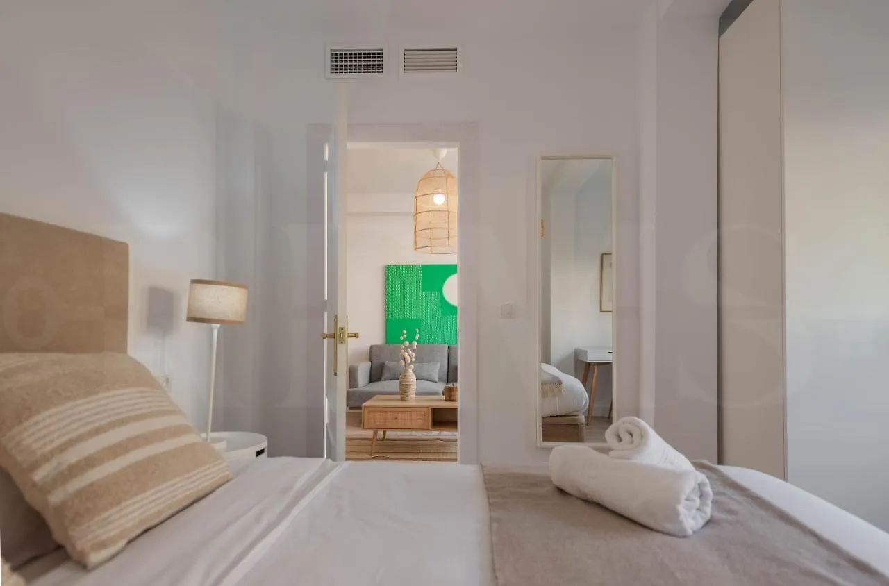 Peaceful & Bright Apartment With Patio - Center Málaga